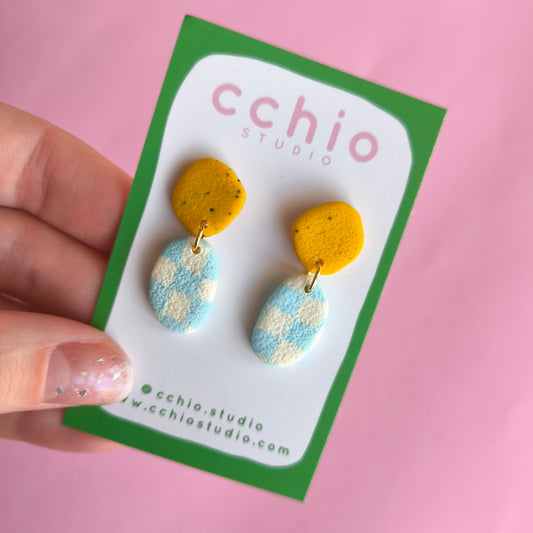 Pendiente artesanal en arcilla polimérica con relieve. Hipoalergenicos, livianos. Hechos en España. Stock limitado. Acero inoxidable. 