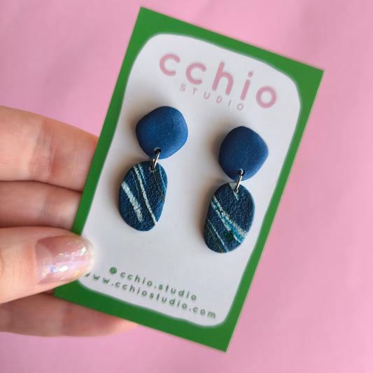 Pendiente artesanal en arcilla polimérica con relieve. Hipoalergenicos, livianos. Hechos en España. Stock limitado. Acero inoxidable. 