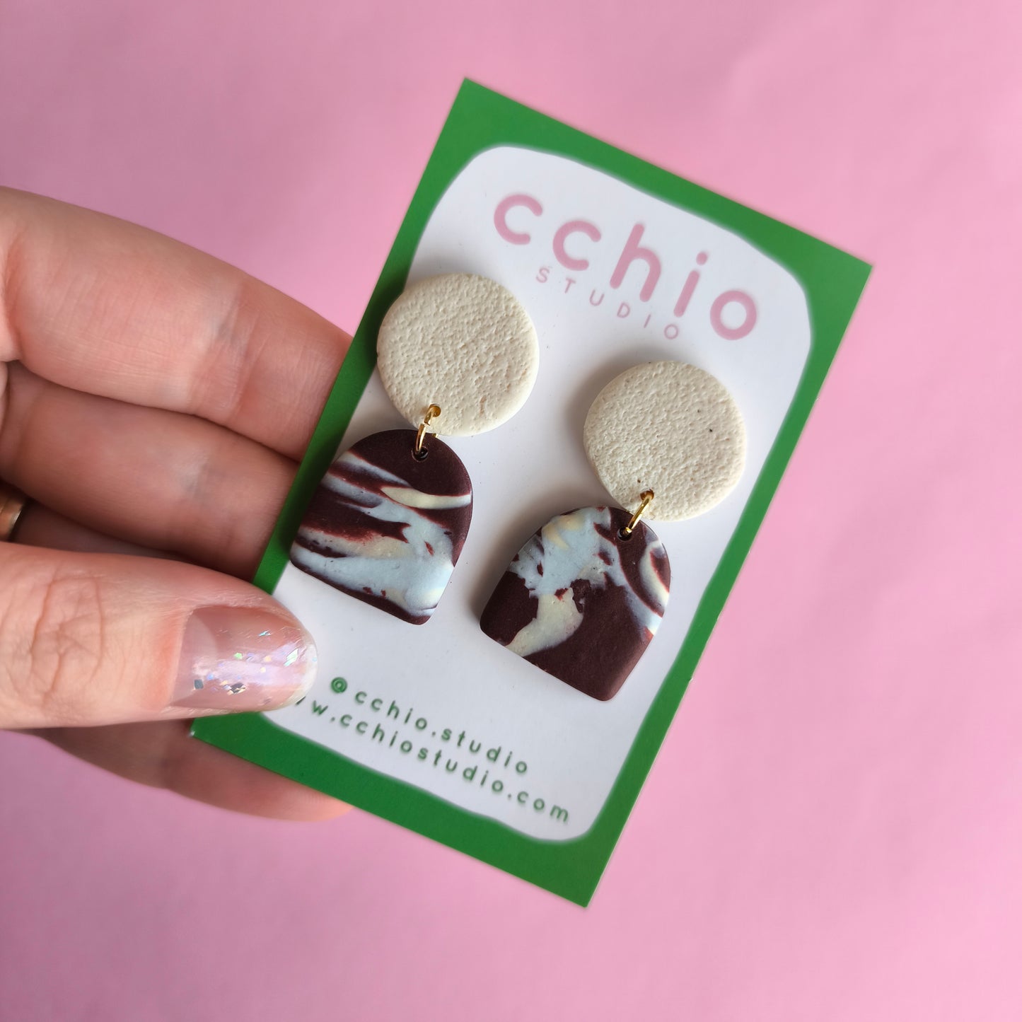 Pendiente artesanal en arcilla polimérica con relieve. Hipoalergenicos, livianos. Hechos en España. Stock limitado. Acero inoxidable. 