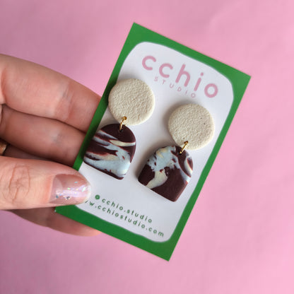 Pendiente artesanal en arcilla polimérica con relieve. Hipoalergenicos, livianos. Hechos en España. Stock limitado. Acero inoxidable. 