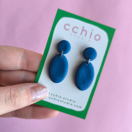 Pendiente artesanal hecho a mano con arcilla polimerica en España. Acero inoxidable