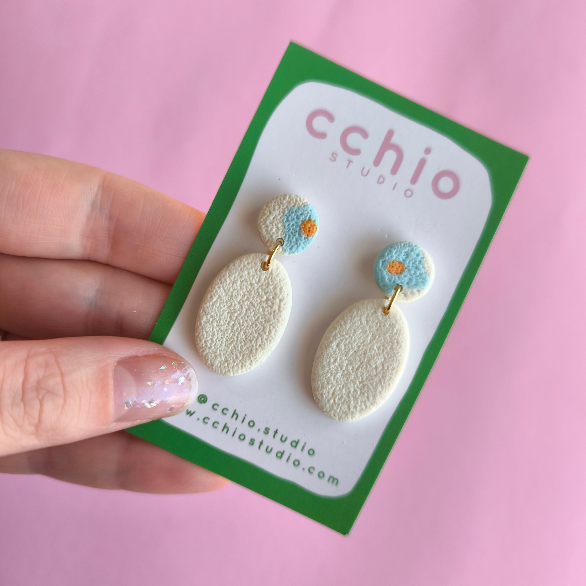 Pendiente artesanal en arcilla polimérica con relieve. Hipoalergenicos, livianos. Hechos en España. Stock limitado. Acero inoxidable. 