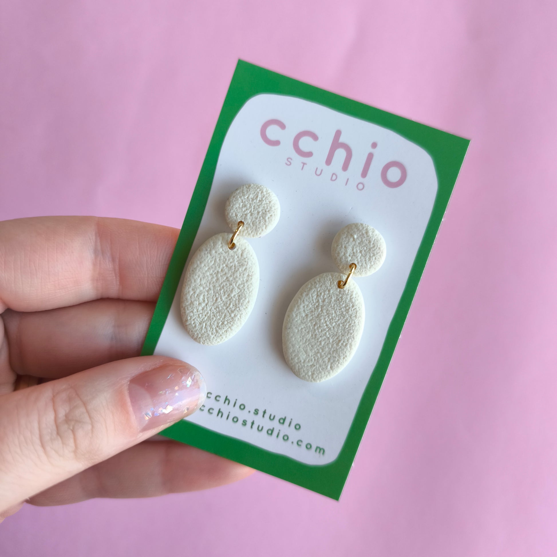 Pendiente artesanal hecho a mano con arcilla polimerica en España. Acero inoxidable