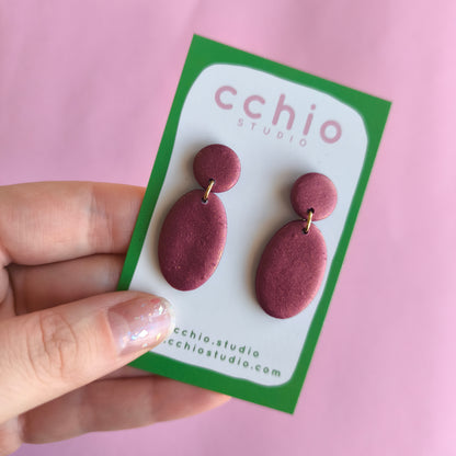 Pendiente artesanal hecho a mano con arcilla polimerica en España. Acero inoxidable