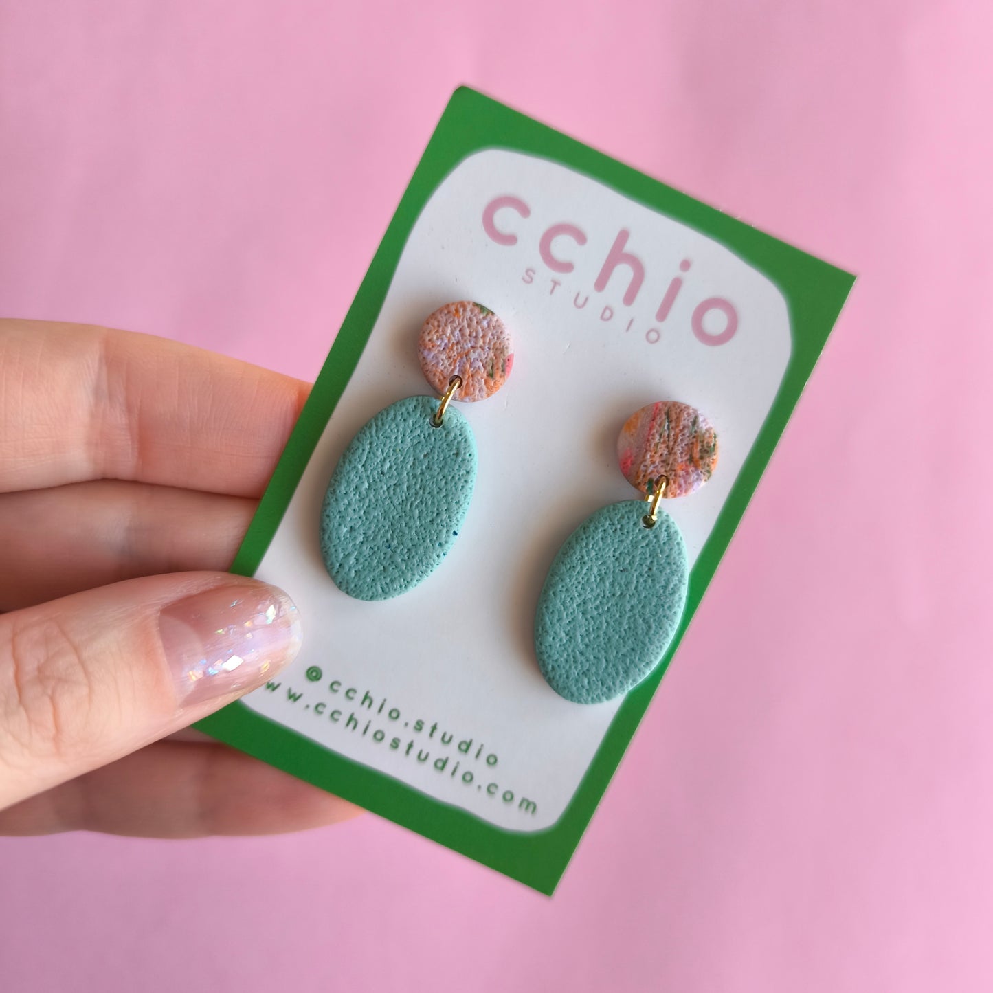 Pendiente artesanal hecho a mano con arcilla polimerica en España. Acero inoxidable