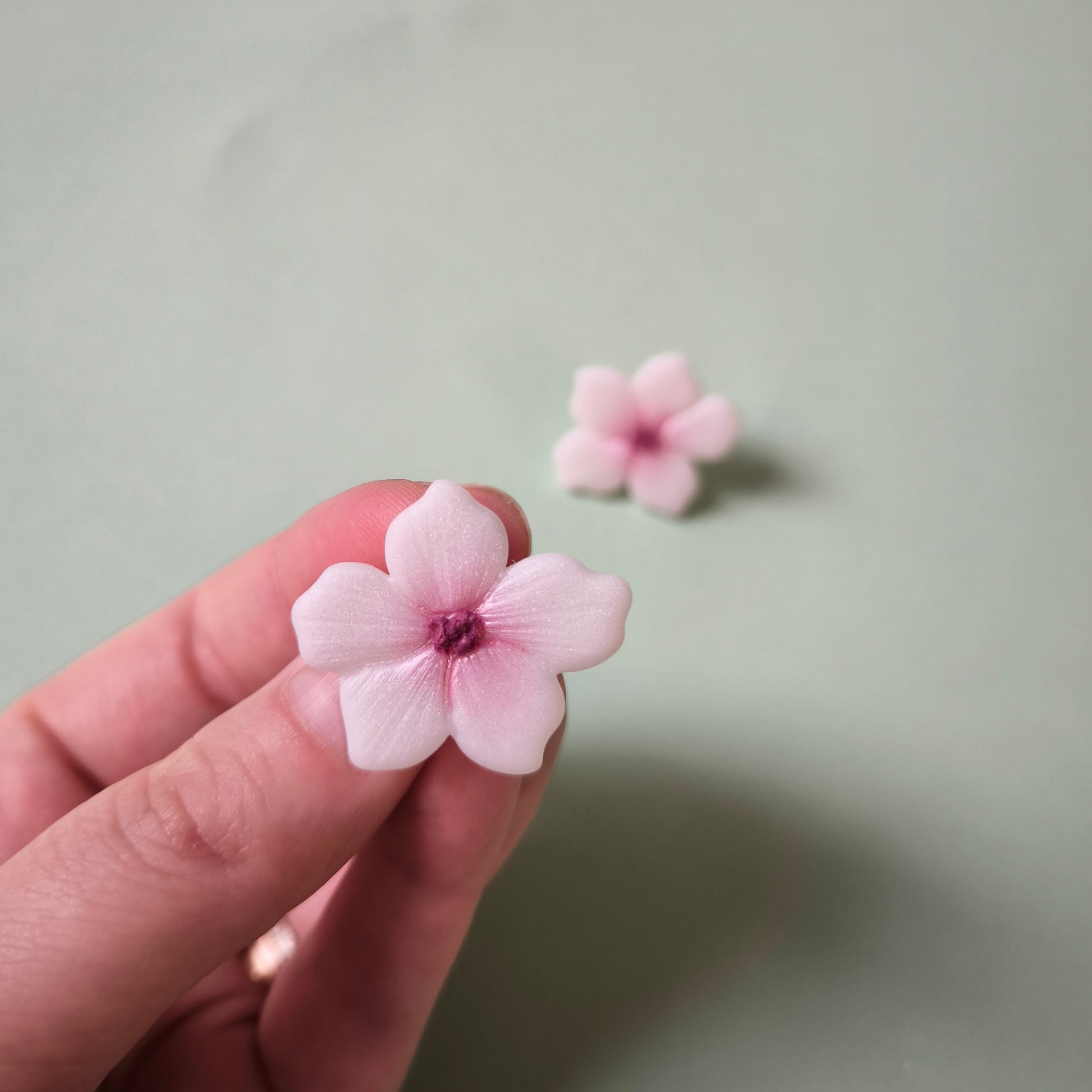 Pendientes artesanales en arcilla polimérica, flor Lupe en blanco y rosa glitter. Hipoalergenicos, livianos. Hechos en España. Stock limitado. Acero inoxidable