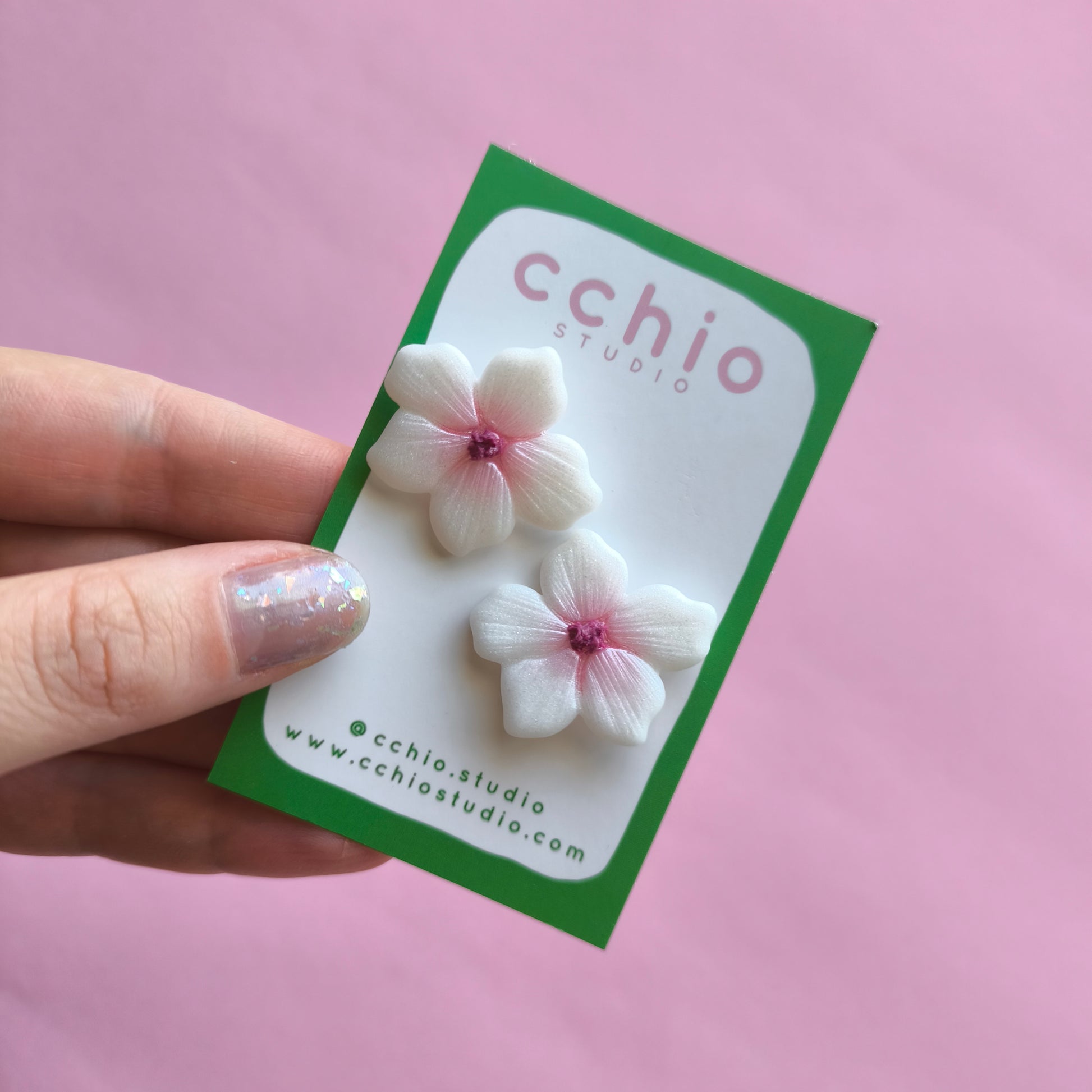Pendientes artesanales en arcilla polimérica, flor Lupe en blanco y rosa glitter. Hipoalergenicos, livianos. Hechos en España. Stock limitado. Acero inoxidable