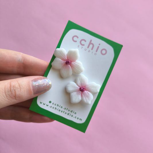 Pendientes artesanales en arcilla polimérica, flor Lupe en blanco y rosa glitter. Hipoalergenicos, livianos. Hechos en España. Stock limitado. Acero inoxidable