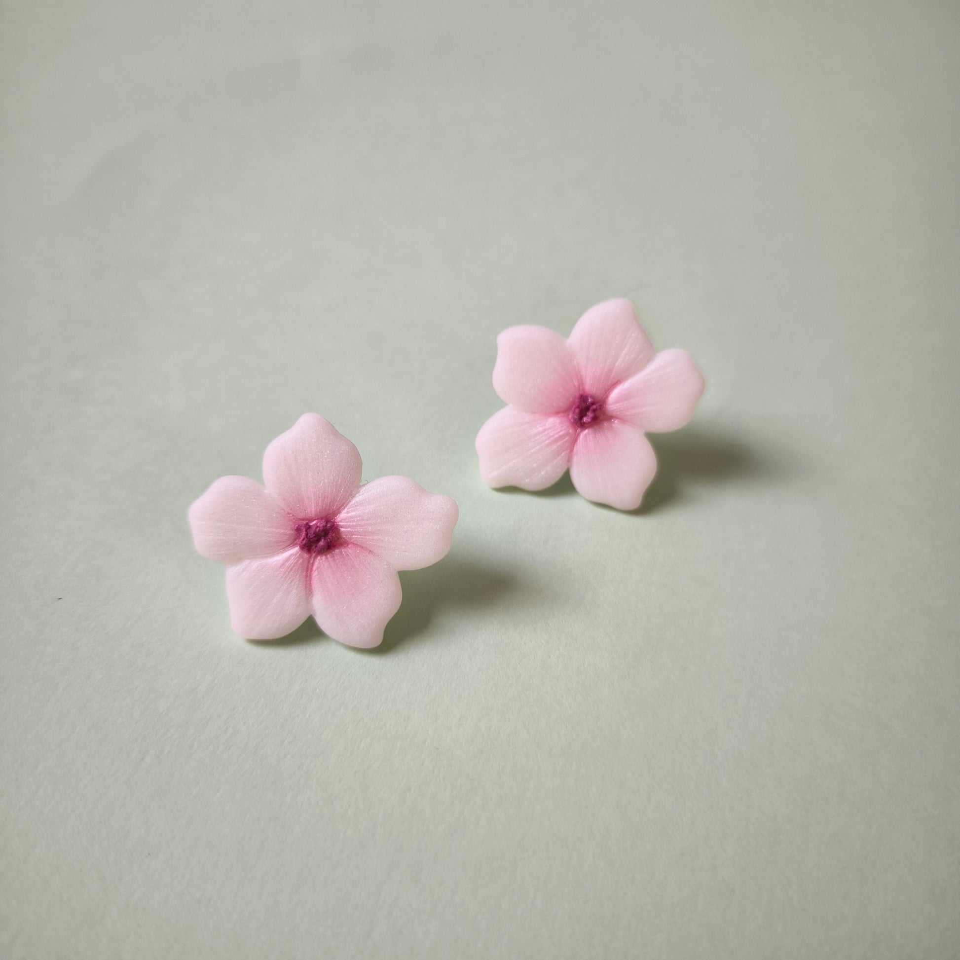 Pendientes artesanales en arcilla polimérica, flor Lupe en blanco y rosa glitter. Hipoalergenicos, livianos. Hechos en España. Stock limitado. Acero inoxidable