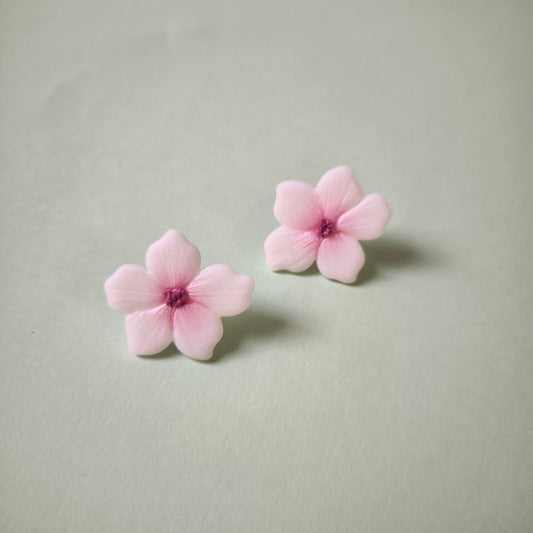 Pendientes artesanales en arcilla polimérica, flor Lupe en blanco y rosa glitter. Hipoalergenicos, livianos. Hechos en España. Stock limitado. Acero inoxidable