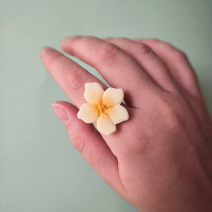 anillo regulable con charm artesanal floral Lupe en arcilla polimérica, hecho en España. Acero inoxidable. Livianos. Stock limitado. amarillo pastel