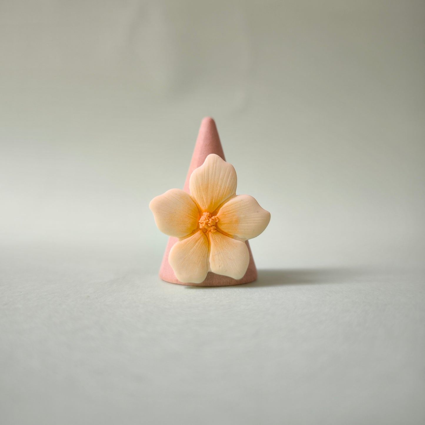 anillo regulable con charm artesanal floral Lupe en arcilla polimérica, hecho en España. Acero inoxidable. Livianos. Stock limitado. amarillo pastel