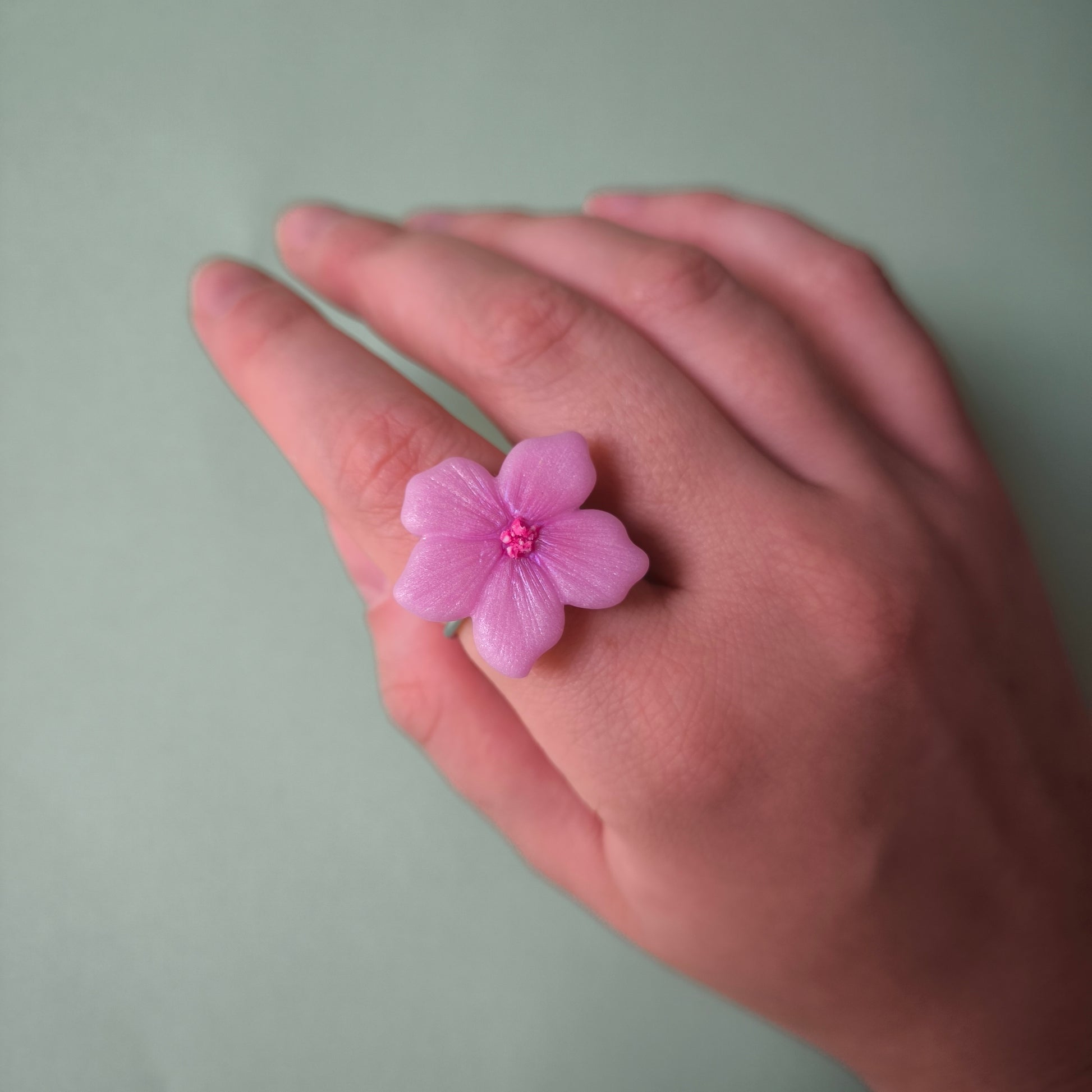 anillo regulable con charm artesanal floral Lupe en arcilla polimérica, hecho en España. Acero inoxidable. Livianos. Stock limitado. 