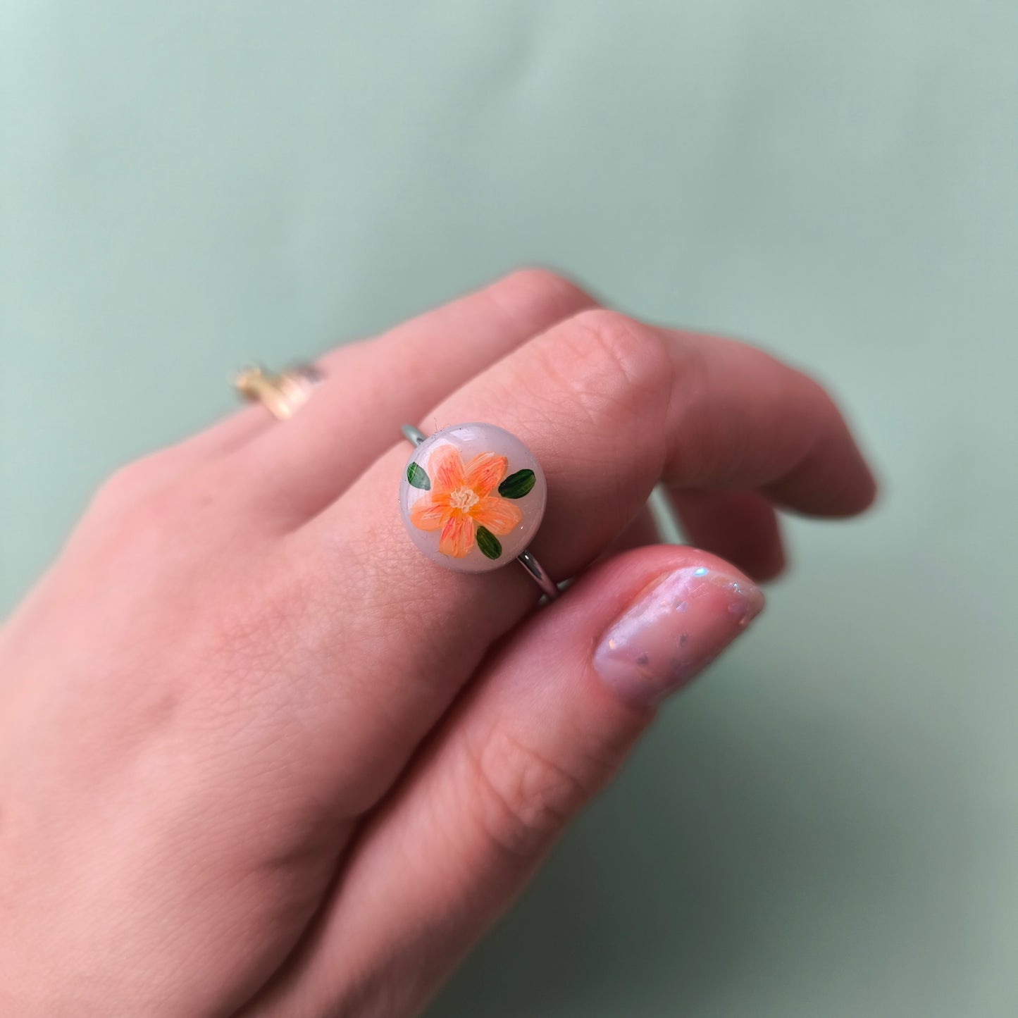 anillo artesanal en arcilla polimérica con relieve. Hipoalergenicos, livianos. Hechos en España. Stock limitado. Acero inoxidable.  Pintado a mano