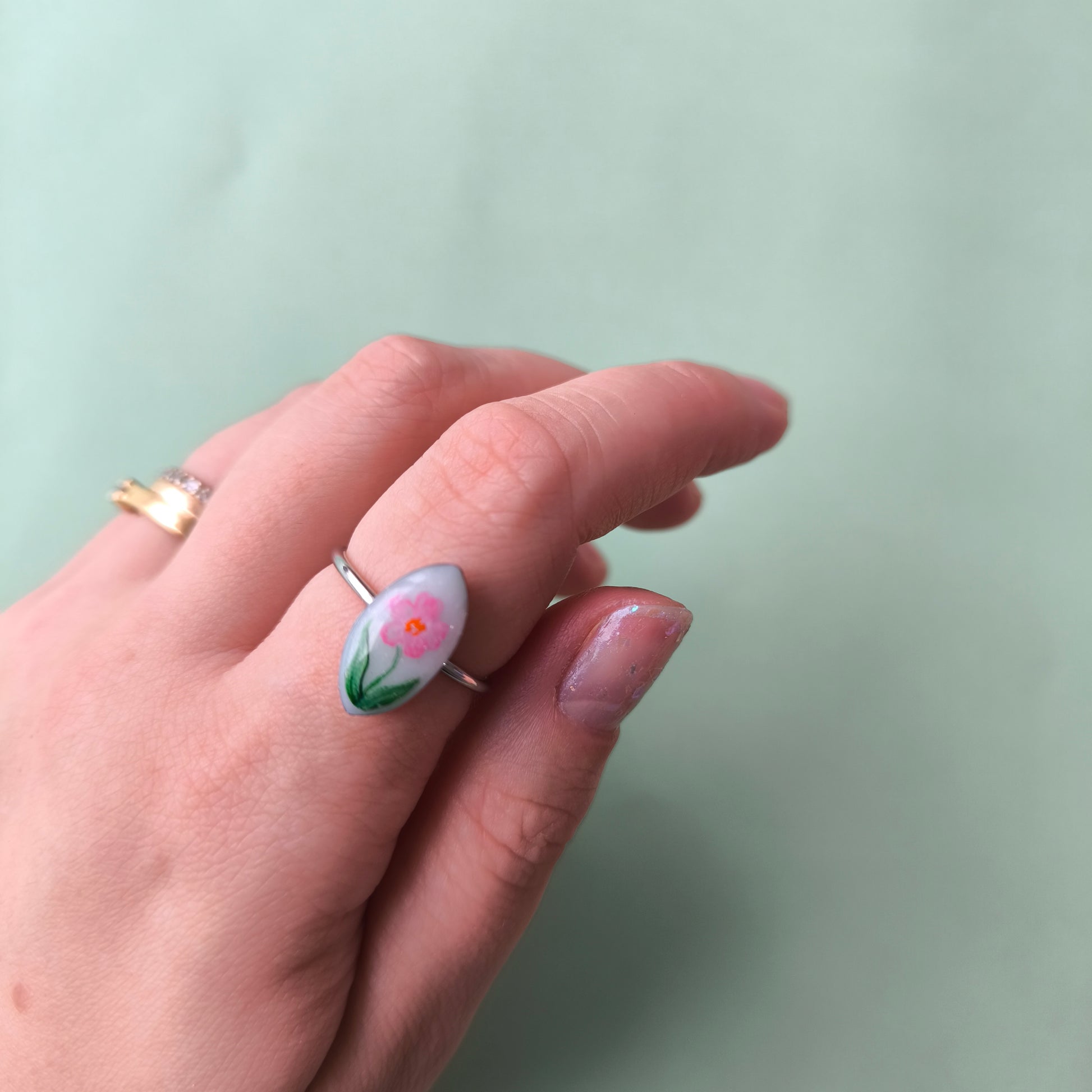 anillo artesanal en arcilla polimérica con relieve. Hipoalergenicos, livianos. Hechos en España. Stock limitado. Acero inoxidable.  Pintado a mano