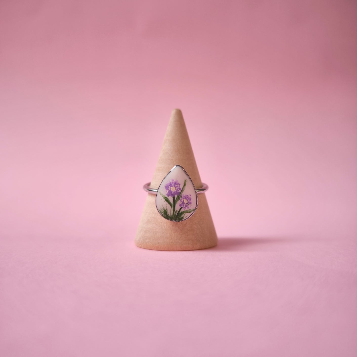 anillo regulable pintado a mano con flores lilas, hecho en España. Acero inoxidable. Livianos. Stock limitado.