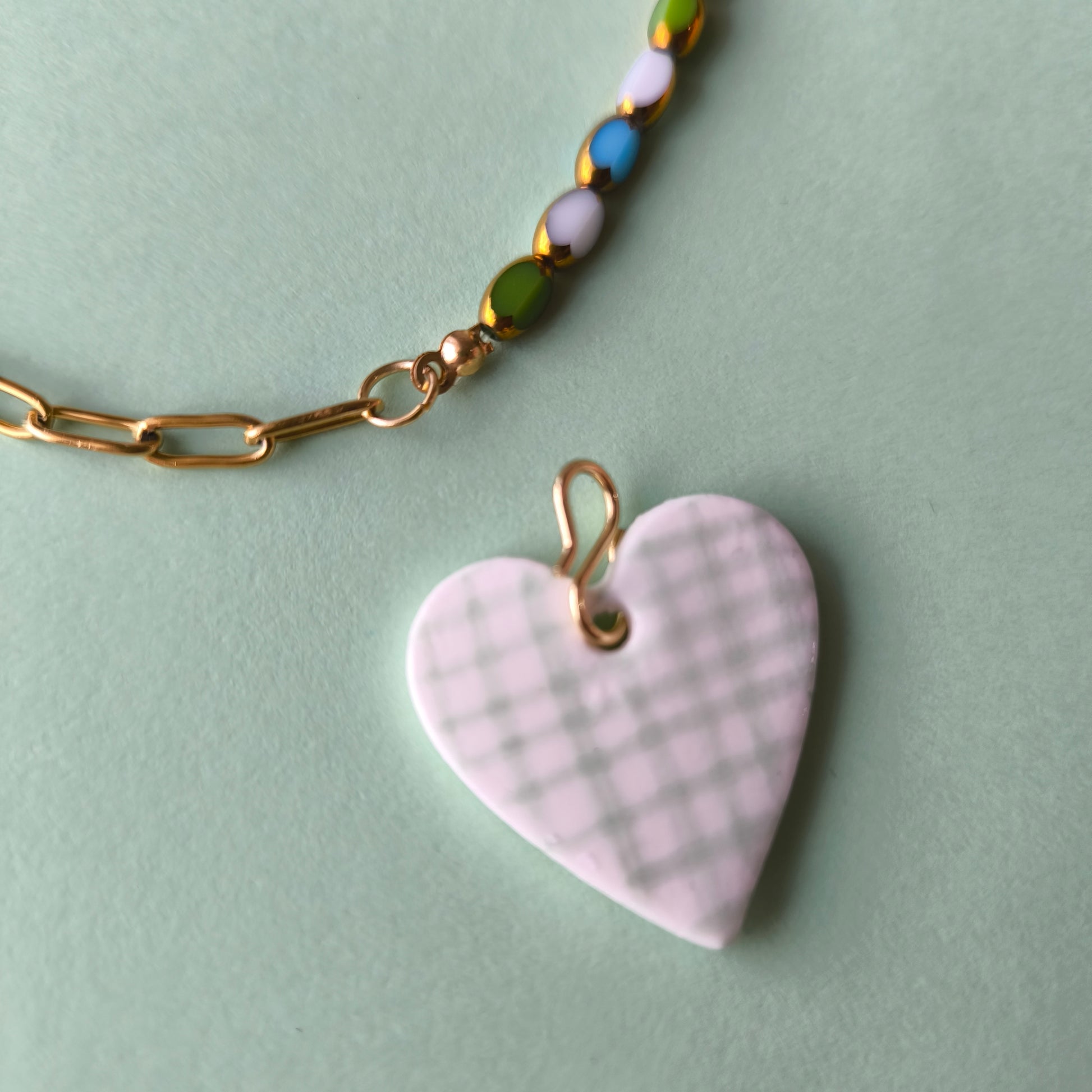 Charm artesanales en arcilla polimérica. Hipoalergenicos, livianos. Hechos en España. Stock limitado. Acero inoxidable. Pintado a mano