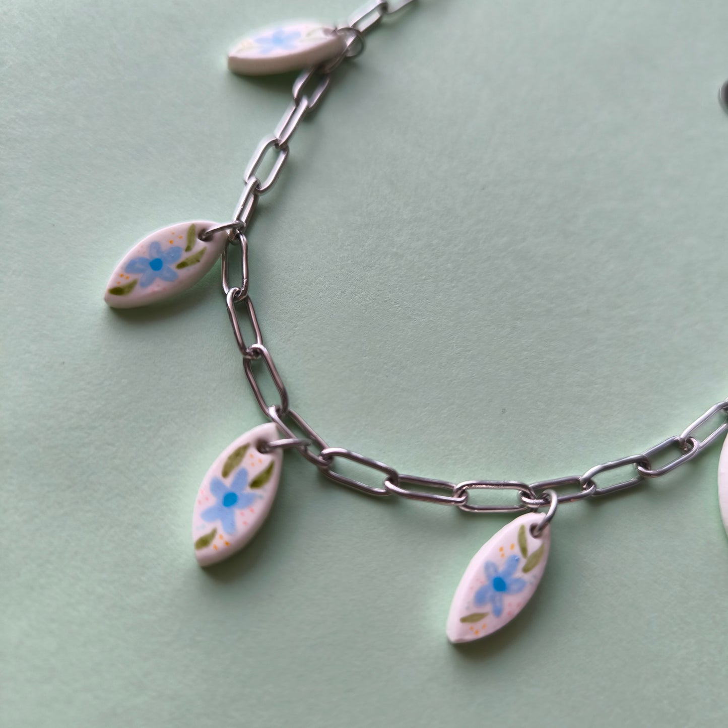 collar artesanales en arcilla polimérica. Hipoalergenicos, livianos. Hechos en España. Stock limitado. Acero inoxidable. Pintado a mano