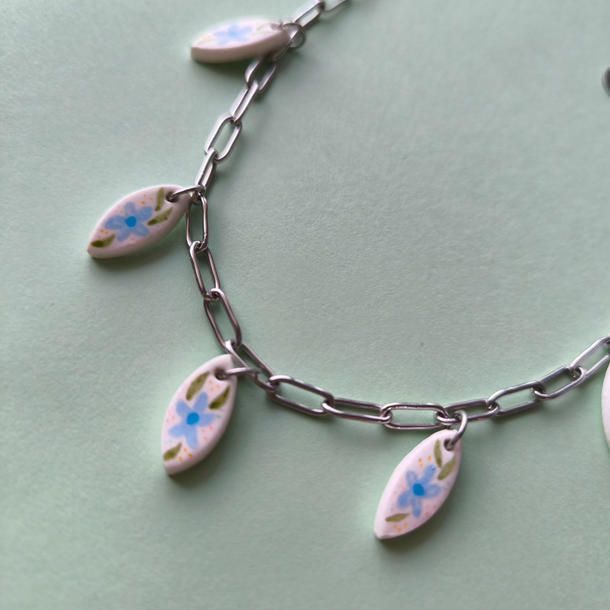 collar artesanales en arcilla polimérica. Hipoalergenicos, livianos. Hechos en España. Stock limitado. Acero inoxidable. Pintado a mano