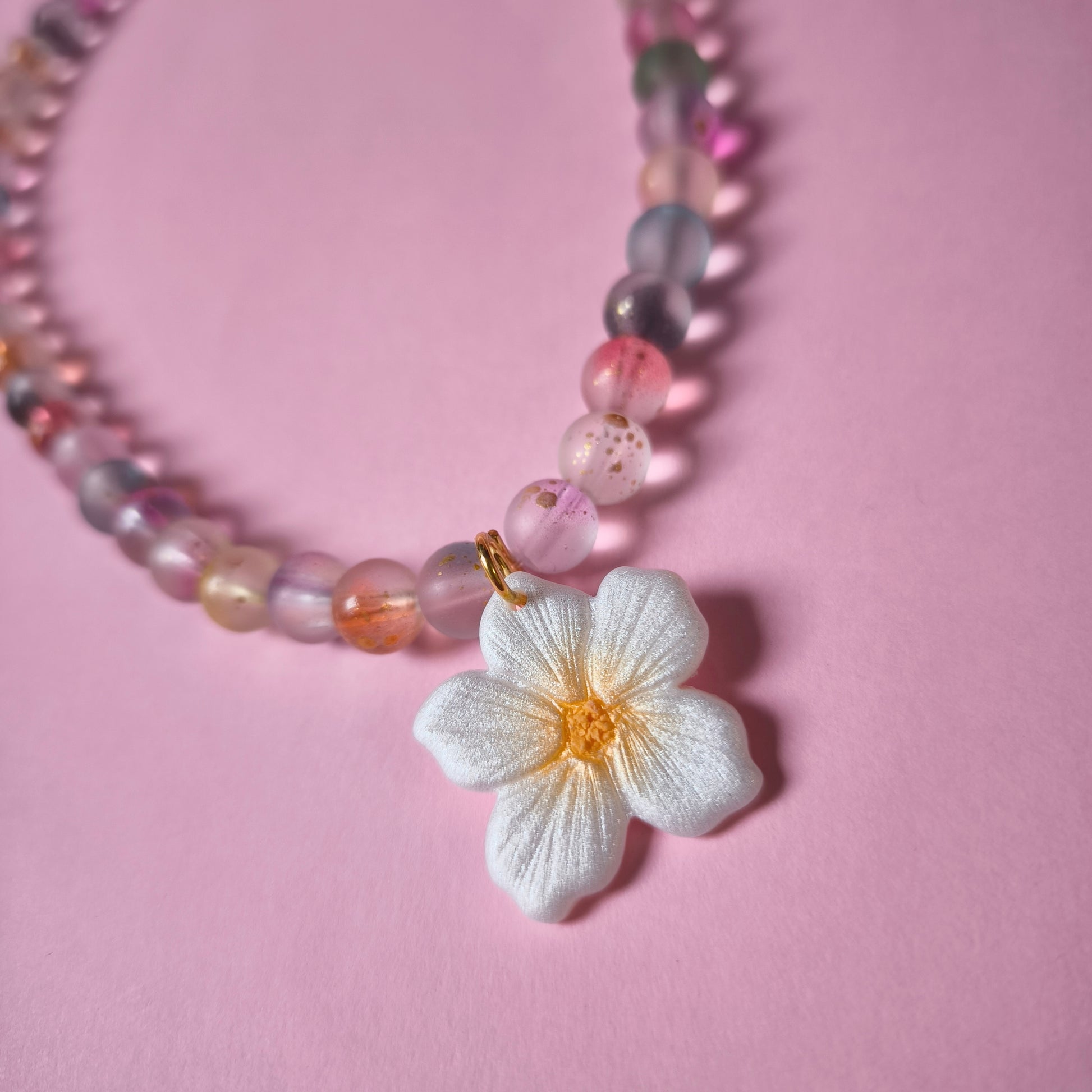 Collar con charm artesanal floral Lupe en arcilla polimérica, hecho en España. Acero inoxidable. Livianos. Stock limitado. Glitter, blanco y rosa. cuentas cristal