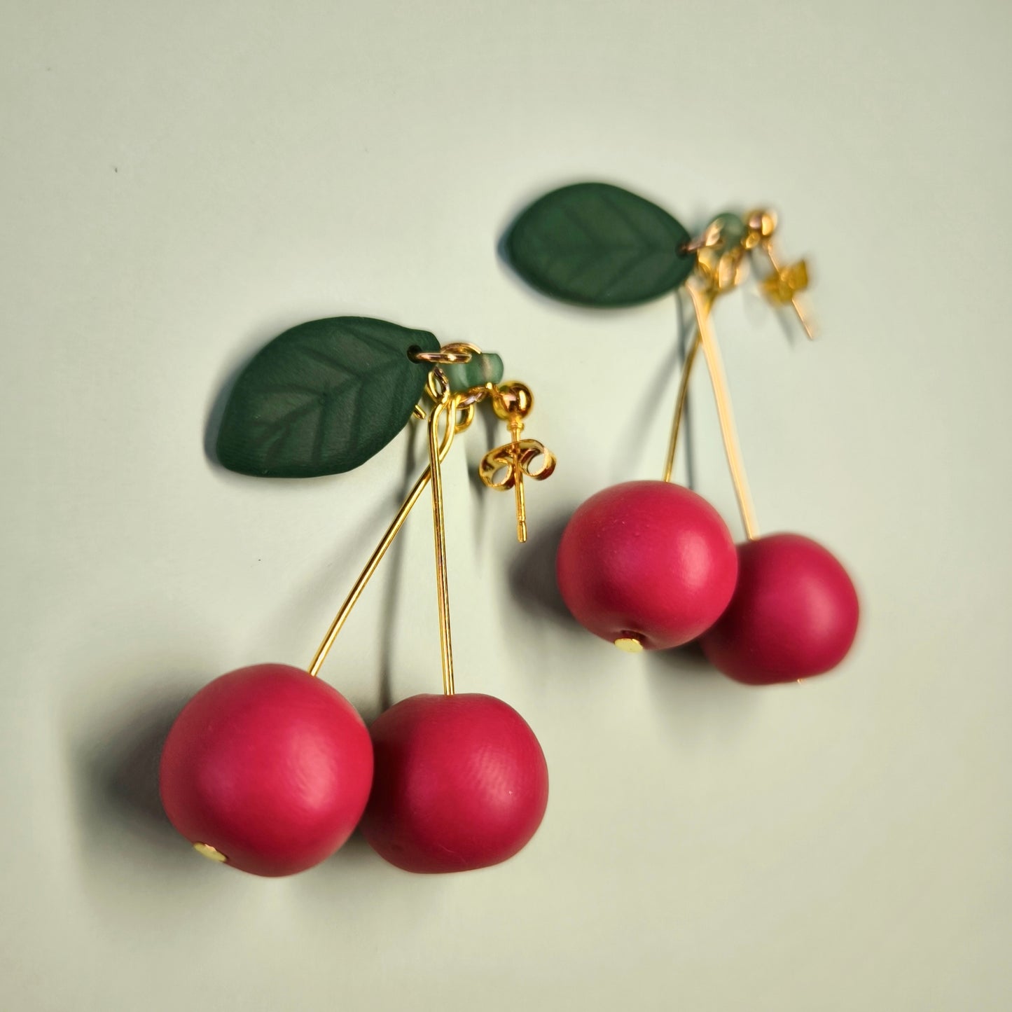 Pendientes artesanales en arcilla polimérica forma cerezas. Hipoalergenicos, livianos. Hechos en España. Stock limitado. Acero inoxidable