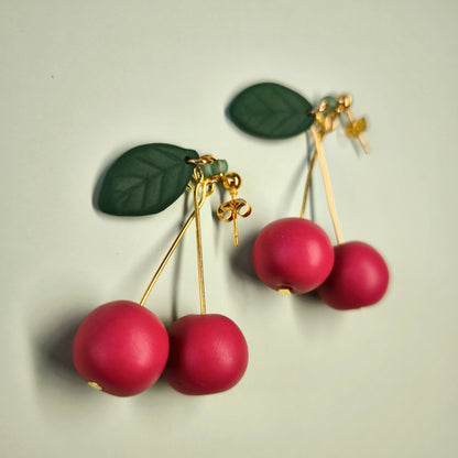 Pendientes artesanales en arcilla polimérica forma cerezas. Hipoalergenicos, livianos. Hechos en España. Stock limitado. Acero inoxidable
