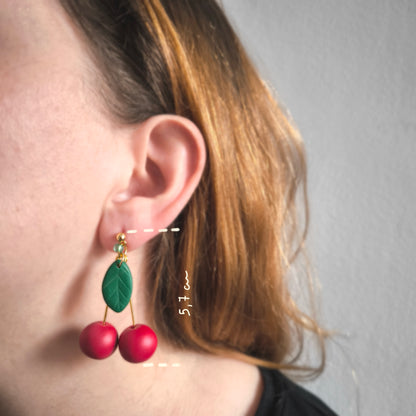 Pendientes artesanales en arcilla polimérica forma cerezas. Hipoalergenicos, livianos. Hechos en España. Stock limitado. Acero inoxidable