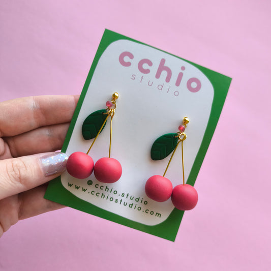 Pendientes artesanales en arcilla polimérica forma cerezas. Hipoalergenicos, livianos. Hechos en España. Stock limitado. Acero inoxidable