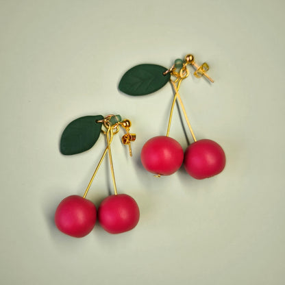 Pendientes artesanales en arcilla polimérica forma cerezas. Hipoalergenicos, livianos. Hechos en España. Stock limitado. Acero inoxidable