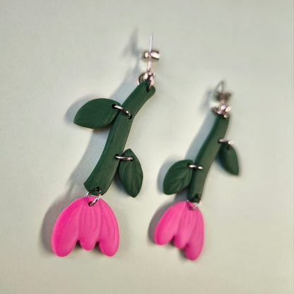 Pendientes artesanales en arcilla polimérica flor tulipan. Hipoalergenicos, livianos. Hechos en España. Stock limitado. Acero inoxidable