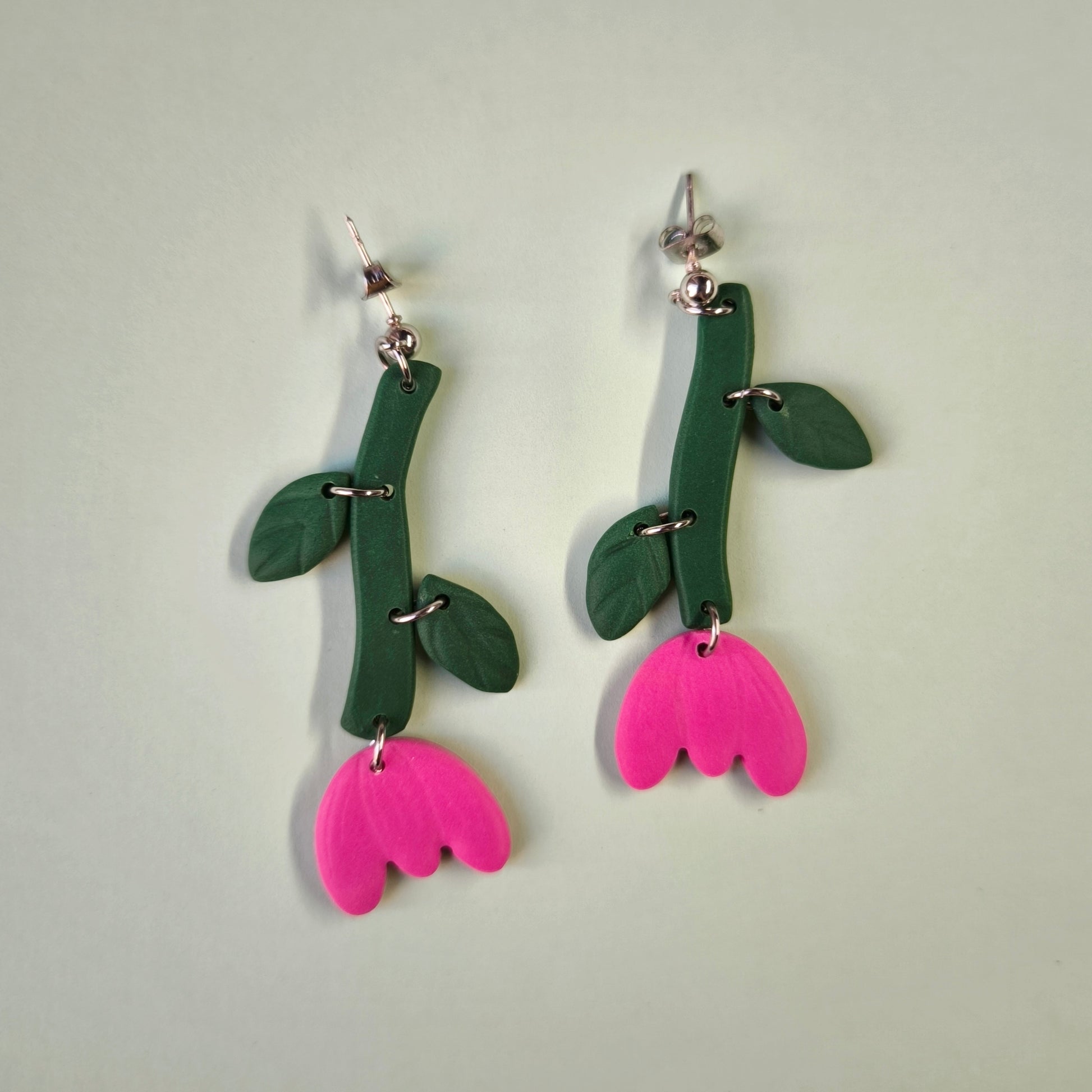 Pendientes artesanales en arcilla polimérica flor tulipan. Hipoalergenicos, livianos. Hechos en España. Stock limitado. Acero inoxidable