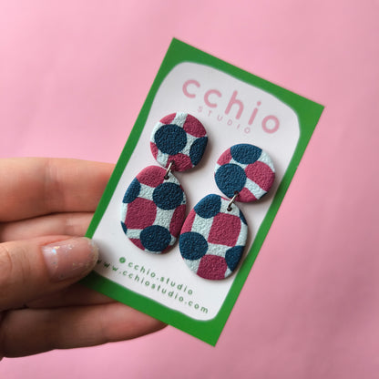 Pendiente artesanal en arcilla polimérica con relieve. Hipoalergenicos, livianos. Hechos en España. Stock limitado. Acero inoxidable. 