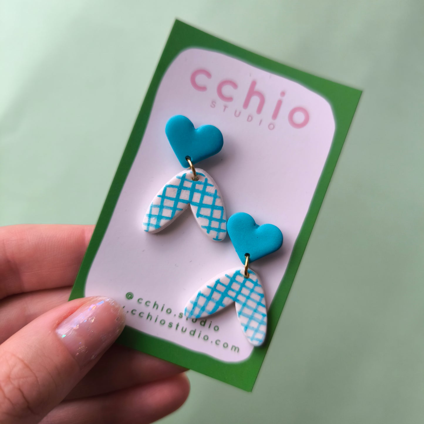 pendiente artesanal en arcilla polimérica. Hipoalergenicos, livianos. Hechos en España. Stock limitado. Acero inoxidable. pintado a mano