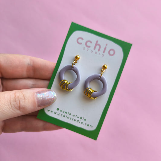 Pendientes artesanales en arcilla polimérica, circulares Alba en color lavanda, con detalles en dorado. Hipoalergenicos, livianos. Hechos en España. Stock limitado. Acero inoxidable