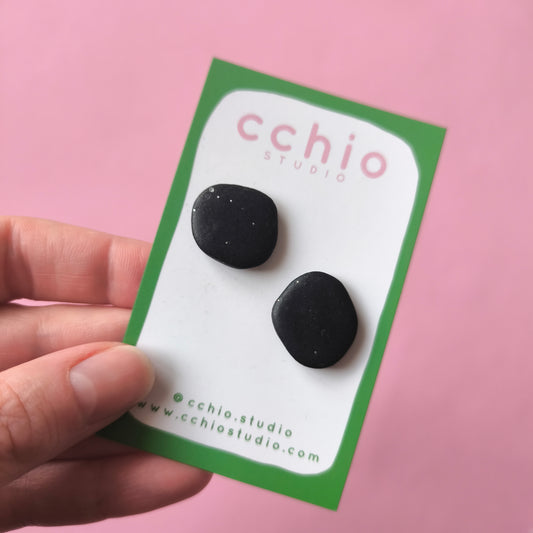 Pendiente botón negro con glitter