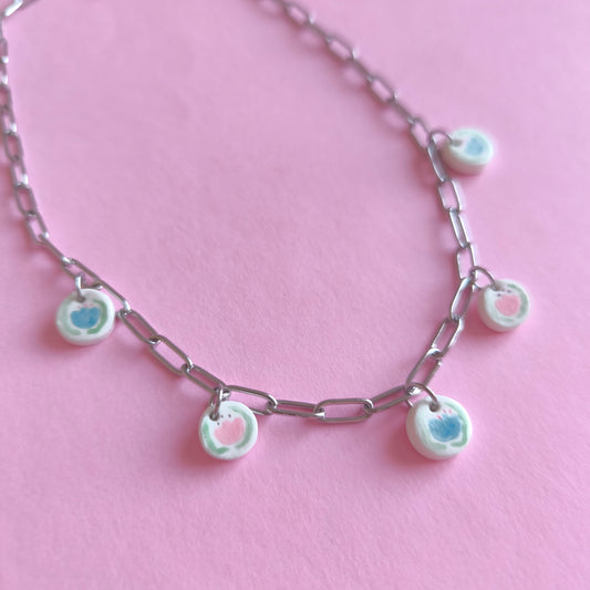 Collar 5 mini dijes pintados a mano con flor tulipán celeste y rosa