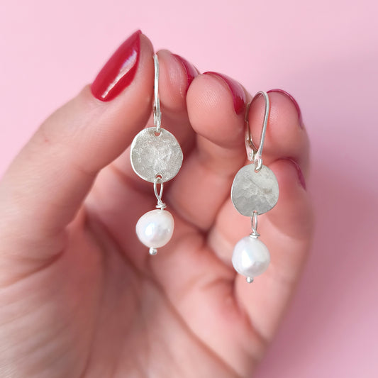 Pendiente artesanal Lulu martillado de plata con perlas