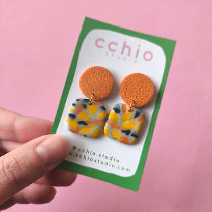 Pendiente Inés naranja y estampado naranja, amarillo y azul