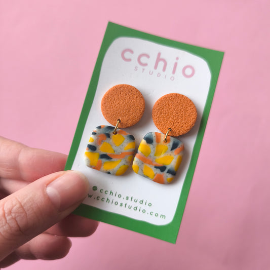 Pendiente Inés naranja y estampado naranja, amarillo y azul