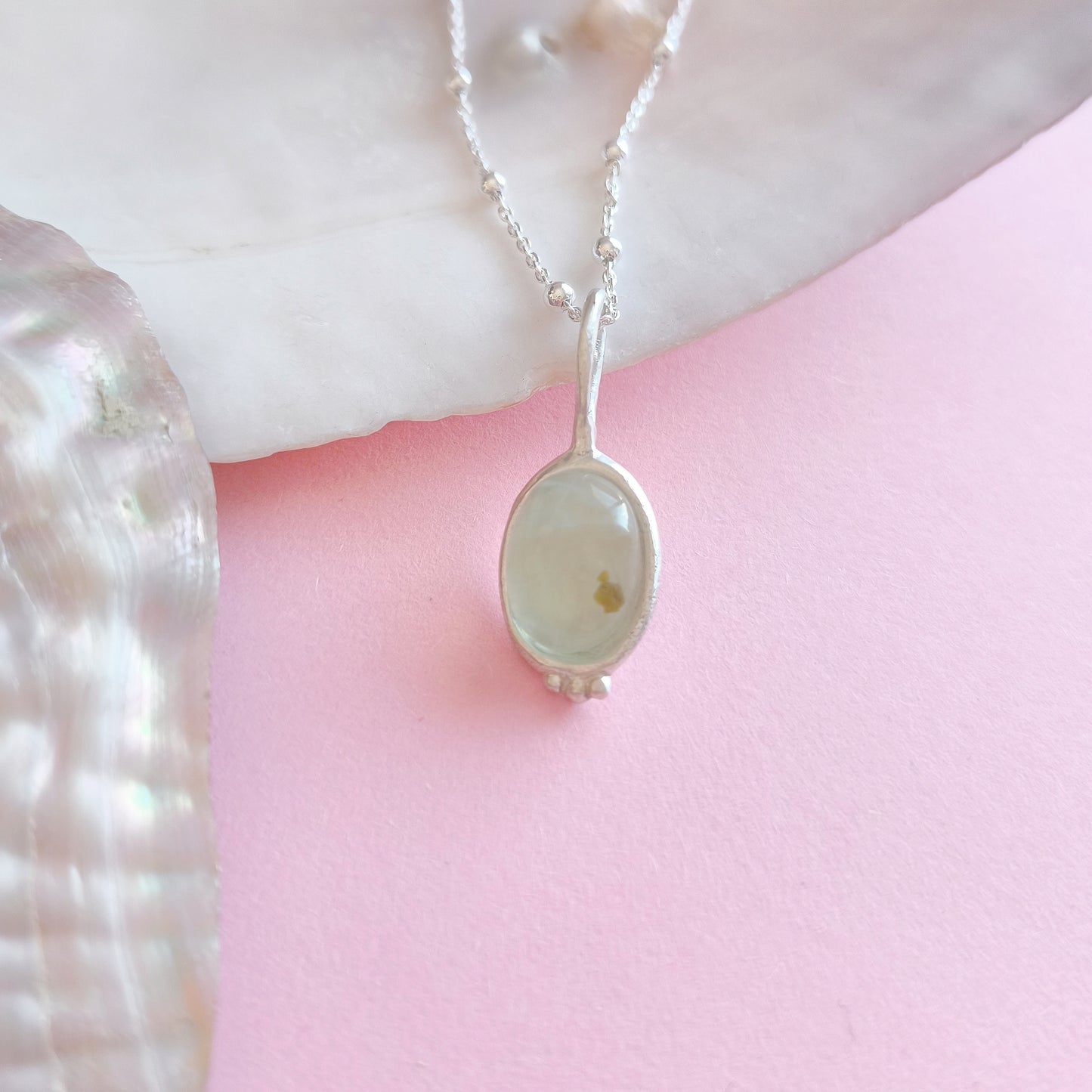 Colgante artesanal oval en plata combinado prehnita *one of a kind*