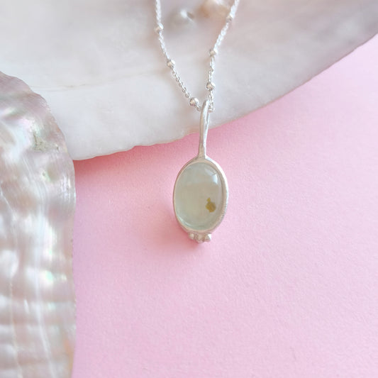 Colgante artesanal oval en plata combinado prehnita *one of a kind*
