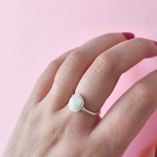 Anillo artesanal oval en plata combinado piedra de luna *one of a kind*