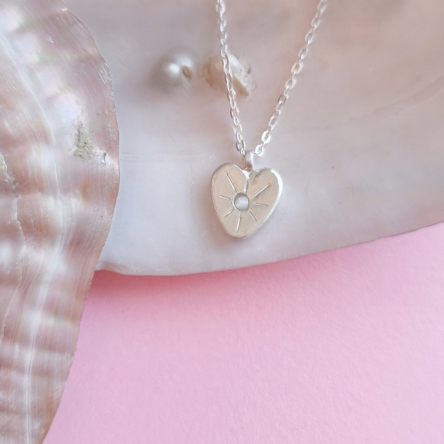 Colgante artesanal corazón cristal Swarovski opalina en plata