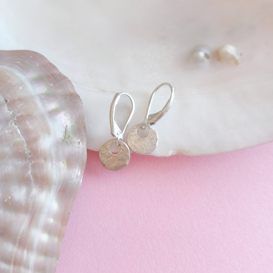 Pendiente artesanal Ona circular martillado de plata