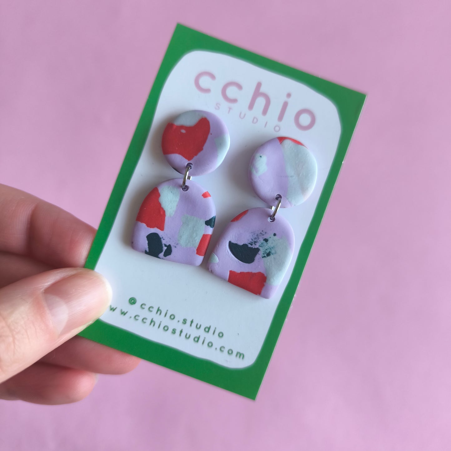 Pendiente mini Sara estampado terrazzo Lila y rojo