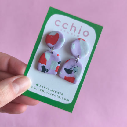 Pendiente mini Sara estampado terrazzo Lila y rojo