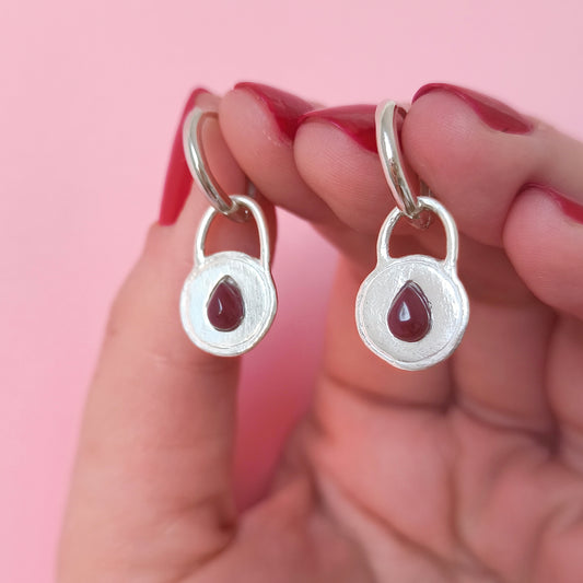 Pendiente artesanal Ana en plata combinado con granate