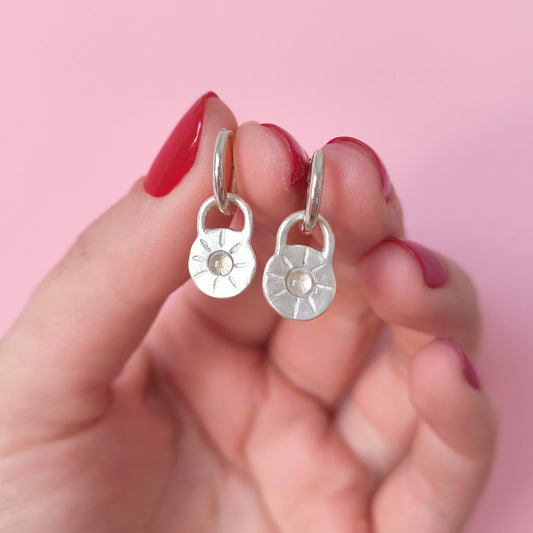 Pendiente artesanal Anatea en plata rayado combinado con cristal de roca