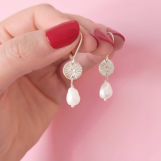 Pendiente artesanal Lulu rayado de plata con perlas