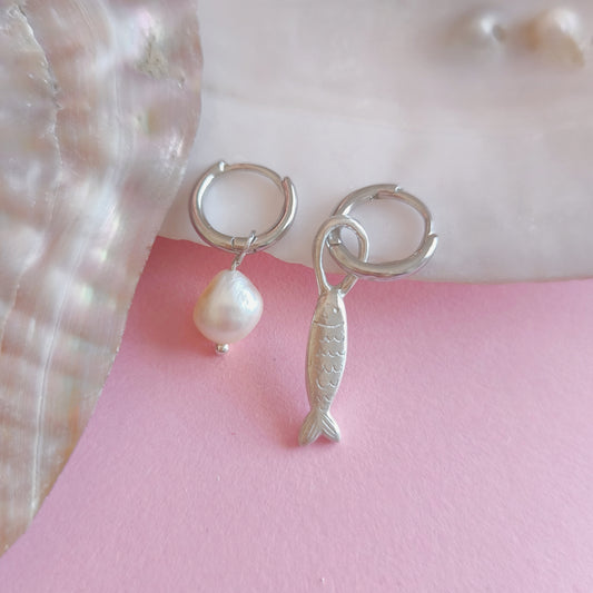 Pendiente artesanal pez con perla en plata